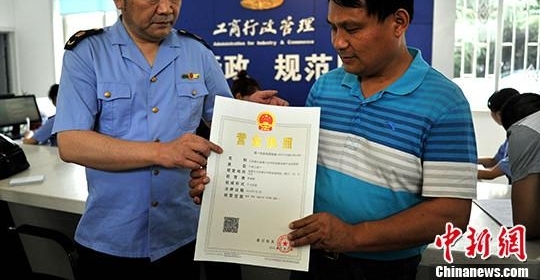 安徽临泉政务窗口被曝“黄牛”随意进出 部门回应