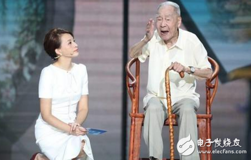 董卿跪地采访的是谁 董卿在他面前三次跪下