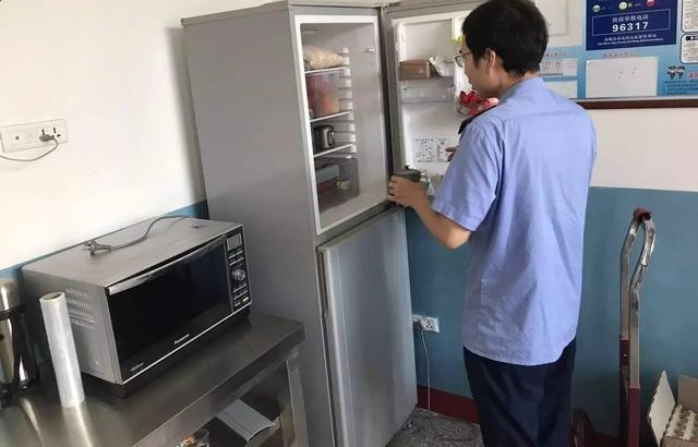 ��ѧ��һ�죬��Ⱥ�˵�һ��Ӧ��Ȼ��ȥʳ��