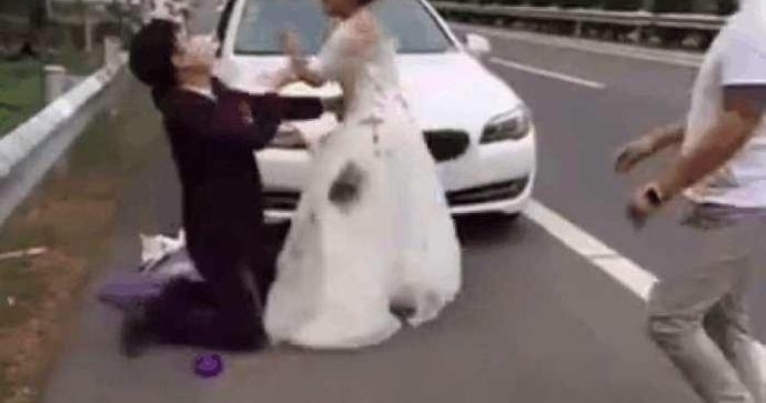 �����·�ӵ�һ���绰��ǿ���³��ڻ飬�����¹�����û��