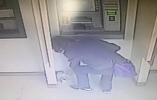 粗心女子将手机遗忘ATM机 民警循线追踪帮忙找回