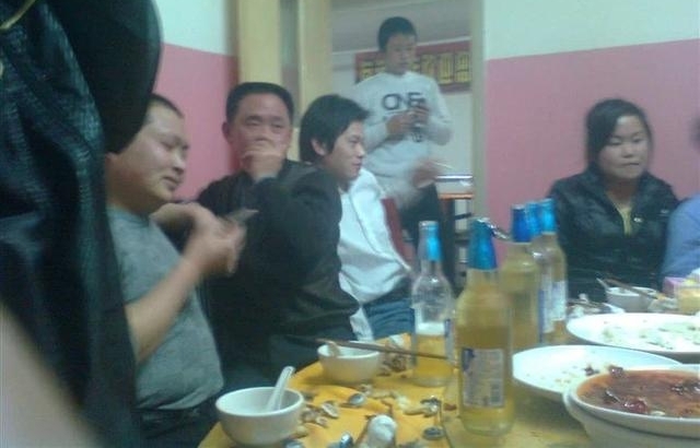 同事省吃俭用,刷牙用的是矿泉水瓶子,可一发工资就去这个地方!