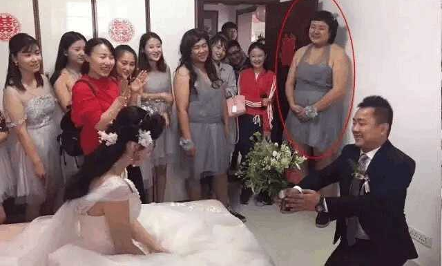 结婚现场两位伴娘把伴郎给吓跑了,整场婚礼全让伴娘占了风头!