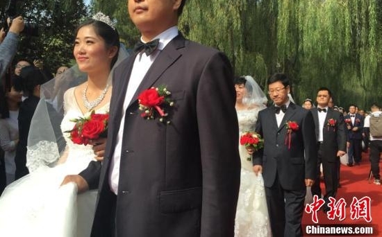兰州大学108对校友举行集体婚礼为母校庆生