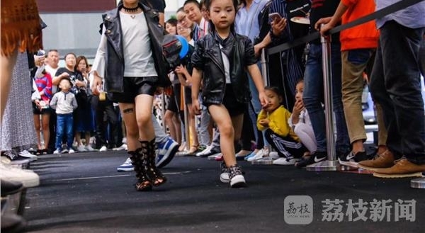 盐城第六届车博会个性车模吸睛 成交金额突破11亿元