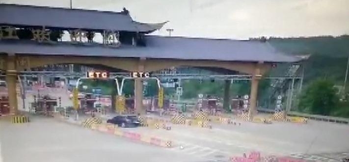 ���ϰ�ı�ʱ�ݳ��¹� �޲���С����ײһ��