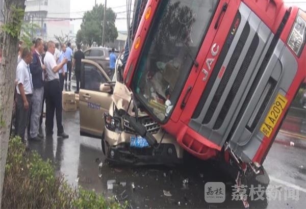 雨天路滑 货车侧翻压倒面包车 消防紧急救援