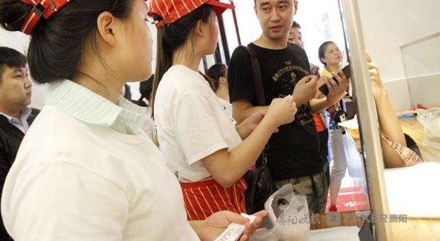 奶茶店为何刷屏?原来全是一群盲聋哑孩子在打理