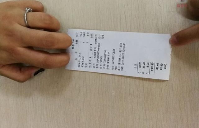 倒霉!女子书店买书扫码没付钱,老板出门追赶已不见踪影