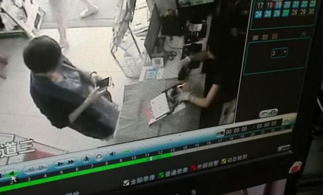倒霉!女子书店买书扫码没付钱,老板出门追赶已不见踪影