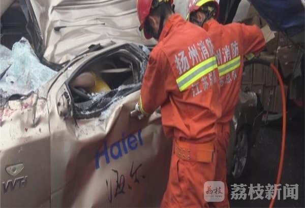 雨天路滑 货车侧翻压倒面包车 消防紧急救援