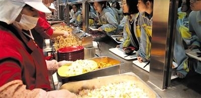 聚焦北京校园供餐管理:校医每天中午亲自试吃把关
