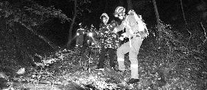 3名女游客被困深山瑟瑟发抖 消防官兵连夜爬崖救出