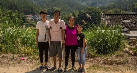 患难夫妻,丈夫病重,妻子独立撑起一个家,半年时间白了头!