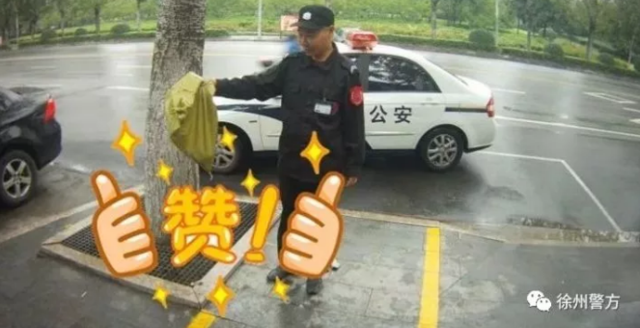 商店内闯进两米长大蛇 警辅用编织袋将其抓住