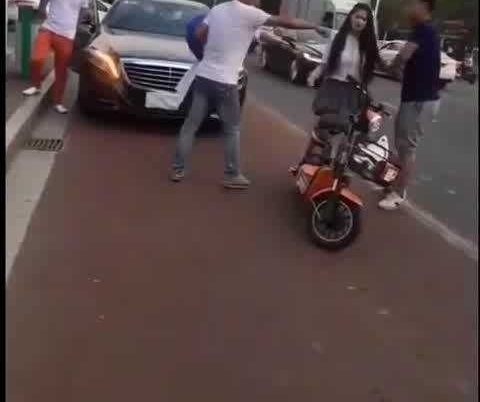 ���۳���ͣ���󵱽���Ů����飬Ů�����ķ�Ӧ�ñ��۳���������