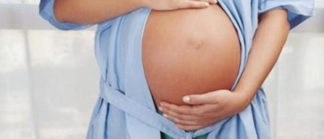女子为了10万元钱借腹生子,结果,她却跪在儿子的面前