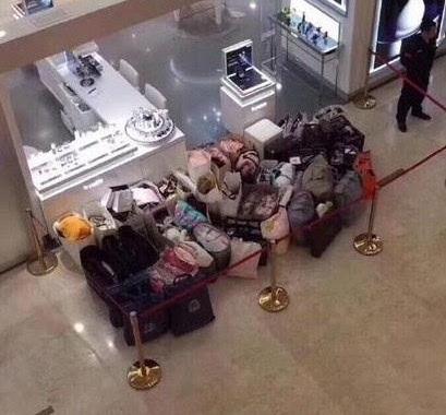 网传粉红女土豪狂刷四百万购物!家属曝真相:她得脑癌