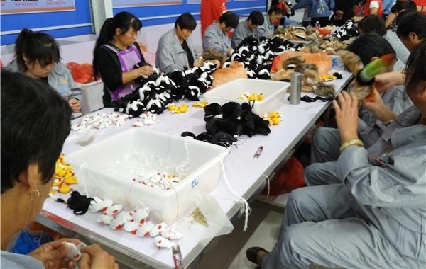 网聚河南扶贫新变化 扶贫车间开在家门口,就业、顾家两不误