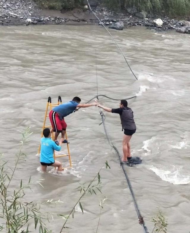 旬阳县供水员工昼夜抢修水毁管道 保障双节保障群众正常用水