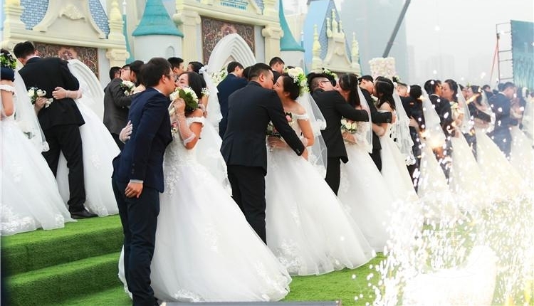 55对新人中央公园办集体婚礼