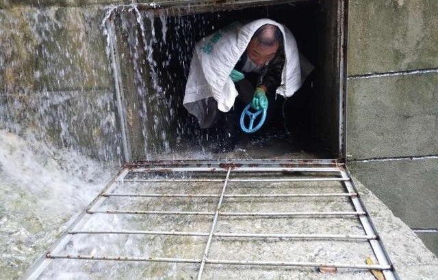 旬阳县供水员工昼夜抢修水毁管道 保障双节保障群众正常用水