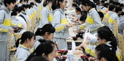 聚焦北京校园供餐管理:校医每天中午亲自试吃把关