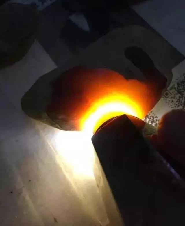 不一样的翡翠原石,结果被雕刻师玩出不一样的效果,雕刻师真会玩