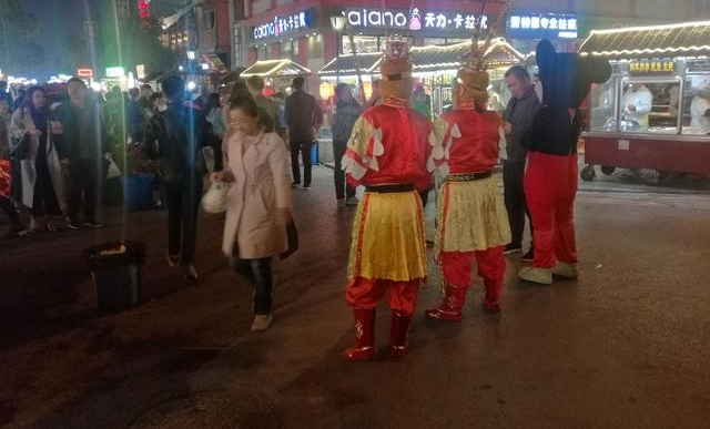 ��¥�㳡�硰����ա���ʳ�ͺ�Ӱ ����΢�Ÿ���ÿ�������ǧԪ