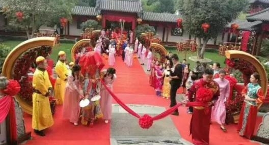 富商请来八抬大轿举办豪华婚礼,豪车堪称车展,还有直升机助阵