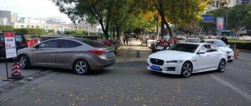 ����Ȫ�ǹ㳡����ͣ��ÿСʱ5Ԫ �ſڳ��������ų���