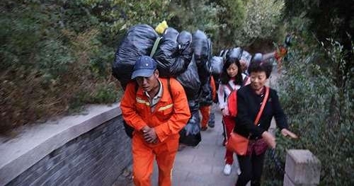 八达岭长城一天有垃圾10余吨 全靠清洁工背下山