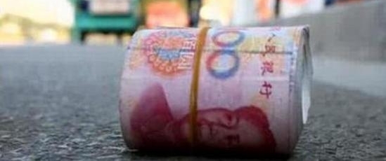 沈阳一女子路边捡一摞百元大钞 着急寻找失主