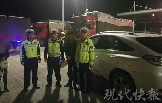 妻子突感不适丈夫无证驾驶 交警查处同时帮送医