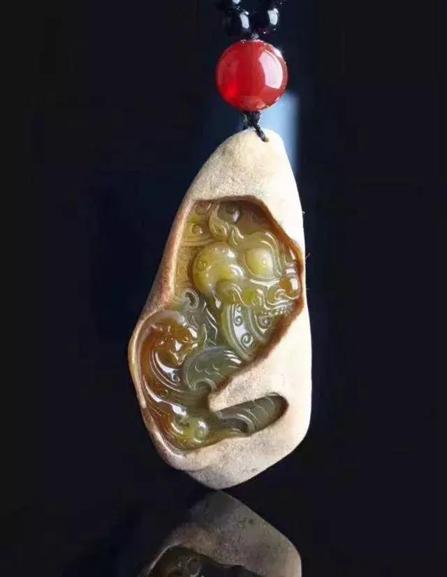 不一样的翡翠原石,结果被雕刻师玩出不一样的效果,雕刻师真会玩
