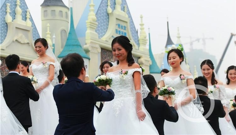 55对新人中央公园办集体婚礼