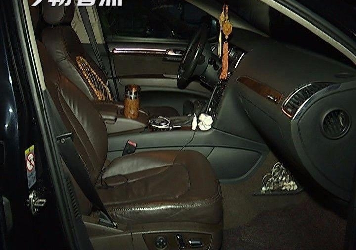 晕!嘉兴街头一男一女在奥迪车里东倒西歪,原来在做这事…