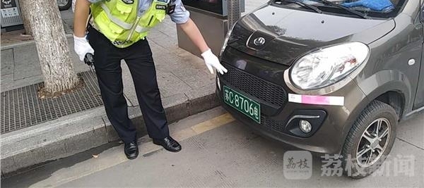 老年代步车上路被罚一筹莫展 交警协调换购新能源车喜上眉梢