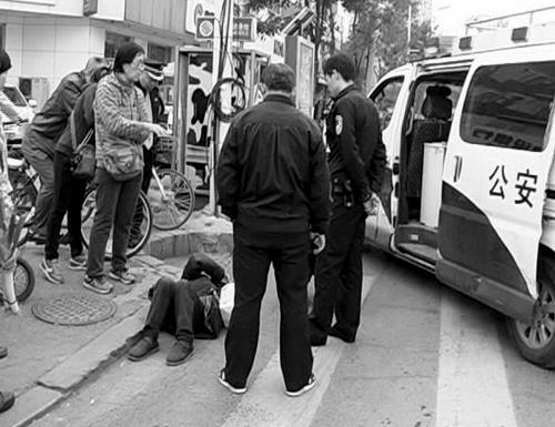 八旬老人两次摔倒 幸亏都遇上这两位民警了