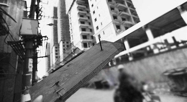 飞来“木板”致路人身体多处伤残 工地施工方被判赔偿34万余元