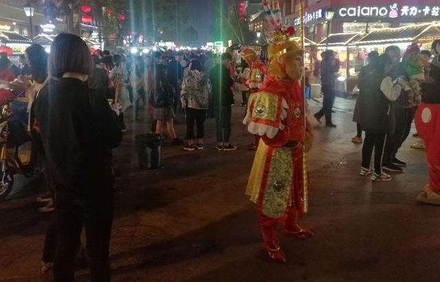 ��¥�㳡�硰����ա���ʳ�ͺ�Ӱ ����΢�Ÿ���ÿ�������ǧԪ