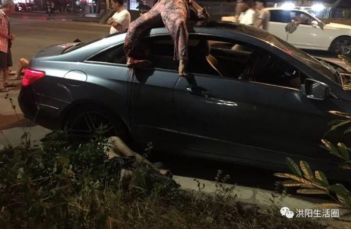���磡����ĳ�ز��ҳ���2��1�ˣ�Ů�ӱ�ײ�����ڳ���
