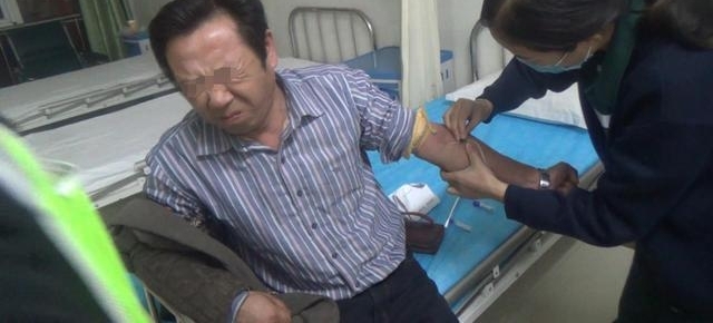 司机酒后将油罐车开进市区,被拘留15日,罚款5000元,吊销驾驶证
