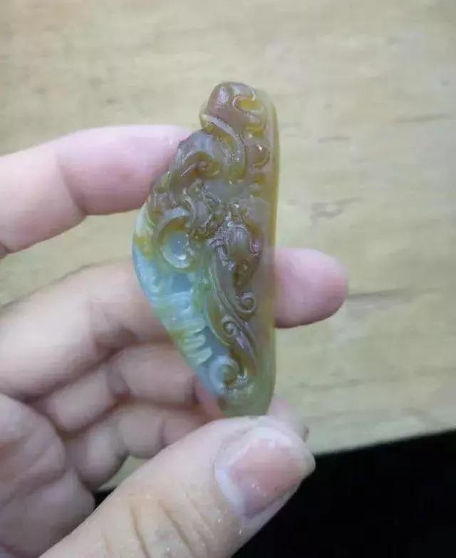 不一样的翡翠原石,结果被雕刻师玩出不一样的效果,雕刻师真会玩