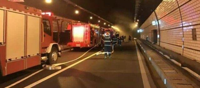 货车载满车木头 隧道内发生自燃