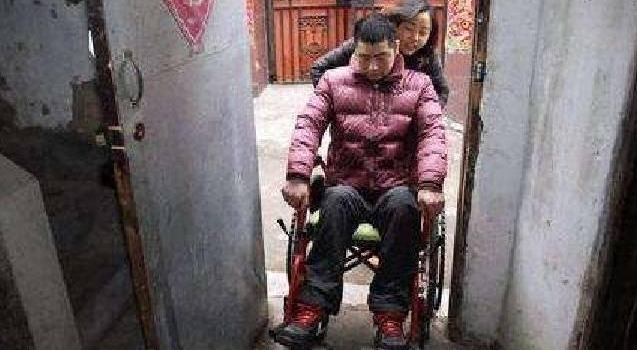 丈夫瘫痪在床,妻子无情抛弃他:废物一个 连夫妻生活都过不了