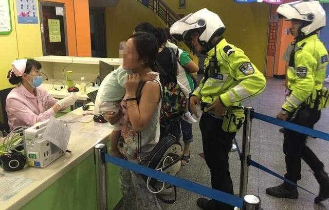 与时间赛跑:孩子抽搐病重,深圳交警铁骑紧急送医!