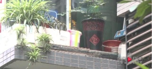扫把、锅铲、花盆 这个小区居民楼上啥都敢往下掉