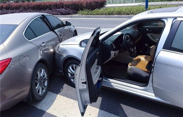������綯��ײ�ˣ��ؼһ�������ײһ�Σ�ԭ�����˿�Ц���ã�