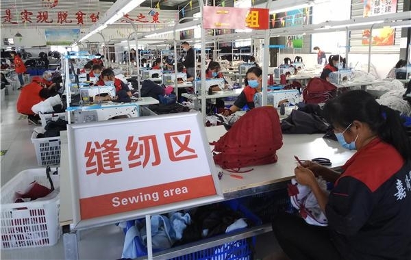 网聚河南扶贫新变化 扶贫车间开在家门口,就业、顾家两不误